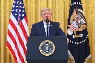 Trump spustil nová cla, pro EU činí deset procent - Novinky